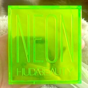 HUDA BEAUTY NEON GREEN OBSESSIONS